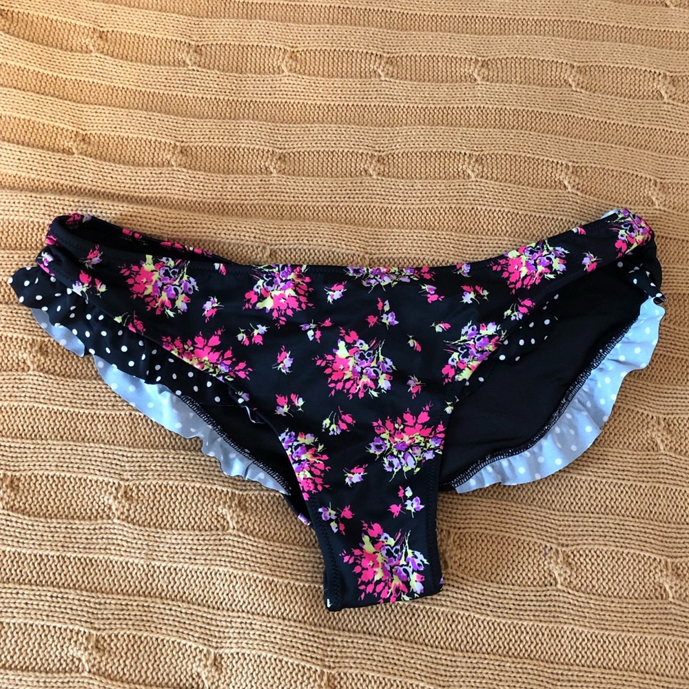 Victoria secret ruffle bottoms size L